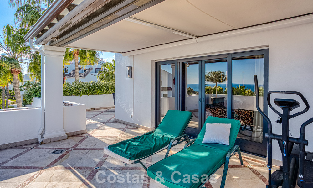 Luxe penthouse met zeezicht te koop in een gesloten gemeenschap aan Marbella's begeerde Golden Mile 778585
