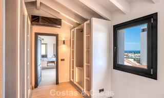 Luxe penthouse met zeezicht te koop in een gesloten gemeenschap aan Marbella's begeerde Golden Mile 778591 