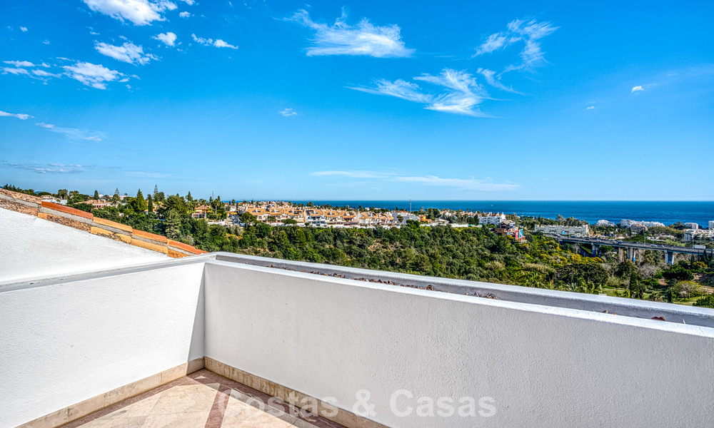 Luxe penthouse met zeezicht te koop in een gesloten gemeenschap aan Marbella's begeerde Golden Mile 778593