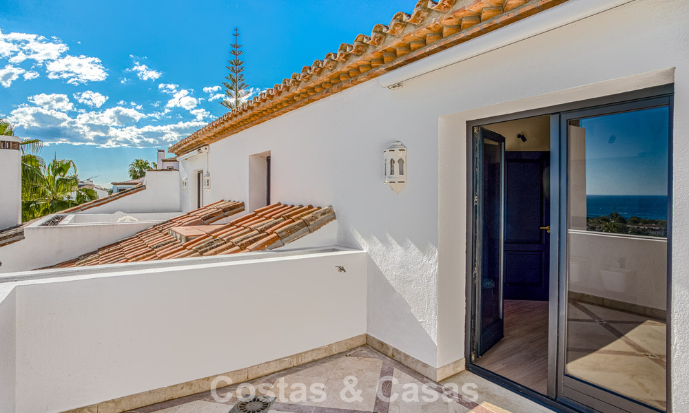 Luxe penthouse met zeezicht te koop in een gesloten gemeenschap aan Marbella's begeerde Golden Mile 778594