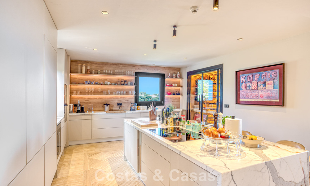 Luxe penthouse met zeezicht te koop in een gesloten gemeenschap aan Marbella's begeerde Golden Mile 778600