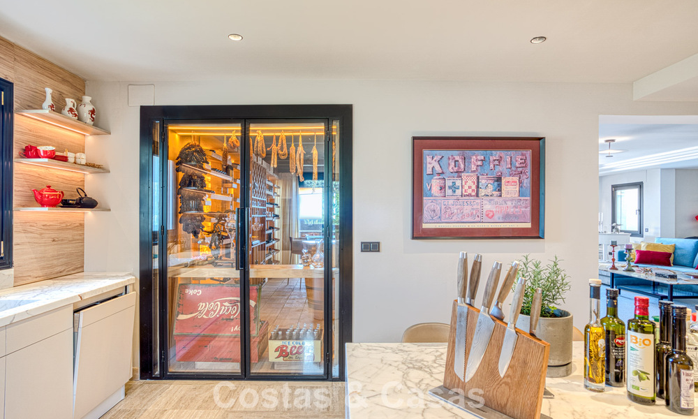Luxe penthouse met zeezicht te koop in een gesloten gemeenschap aan Marbella's begeerde Golden Mile 778601