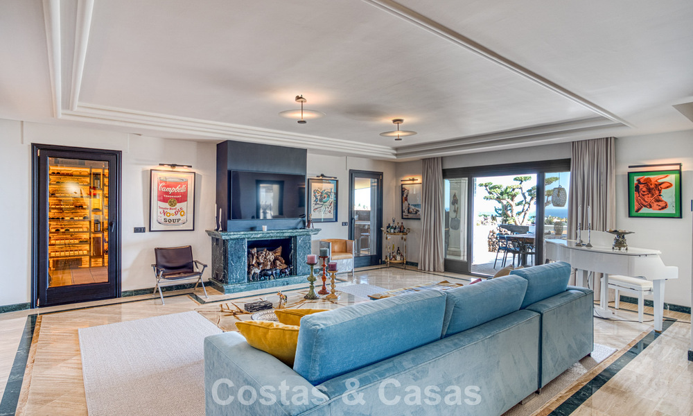 Luxe penthouse met zeezicht te koop in een gesloten gemeenschap aan Marbella's begeerde Golden Mile 778605