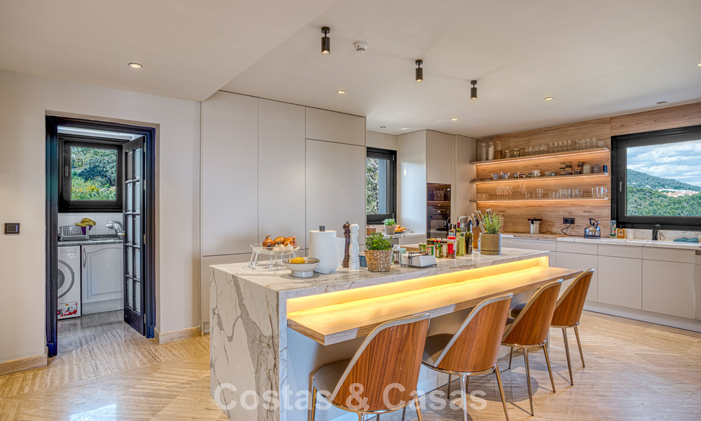 Luxe penthouse met zeezicht te koop in een gesloten gemeenschap aan Marbella's begeerde Golden Mile 778606