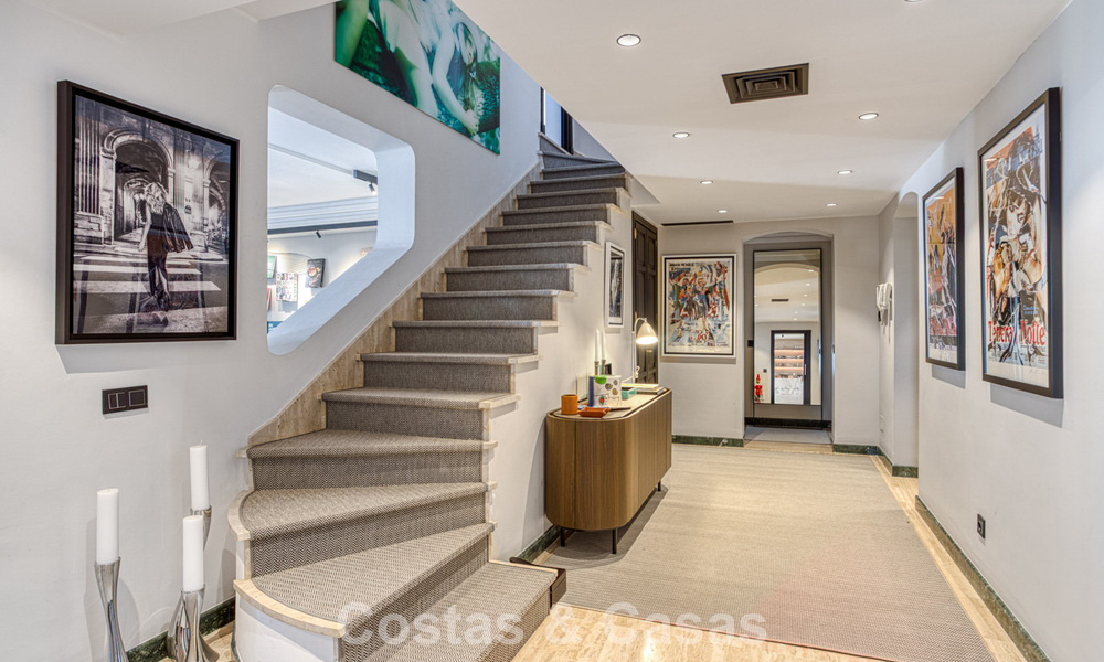 Luxe penthouse met zeezicht te koop in een gesloten gemeenschap aan Marbella's begeerde Golden Mile 778608