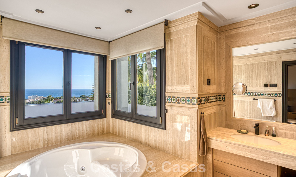 Luxe penthouse met zeezicht te koop in een gesloten gemeenschap aan Marbella's begeerde Golden Mile 778616