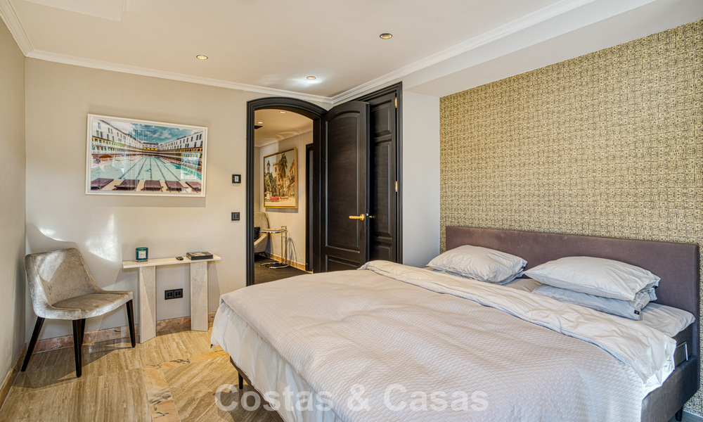 Luxe penthouse met zeezicht te koop in een gesloten gemeenschap aan Marbella's begeerde Golden Mile 778618