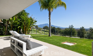 Instapklare, moderne villa te koop, grenzend aan de golfbaan in een begeerde villawijk van Marbella - Benahavis 778666 
