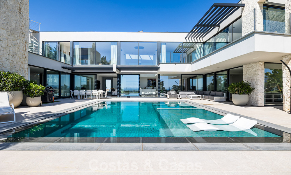 Instapklare, moderne villa te koop, grenzend aan de golfbaan in een begeerde villawijk van Marbella - Benahavis 778667