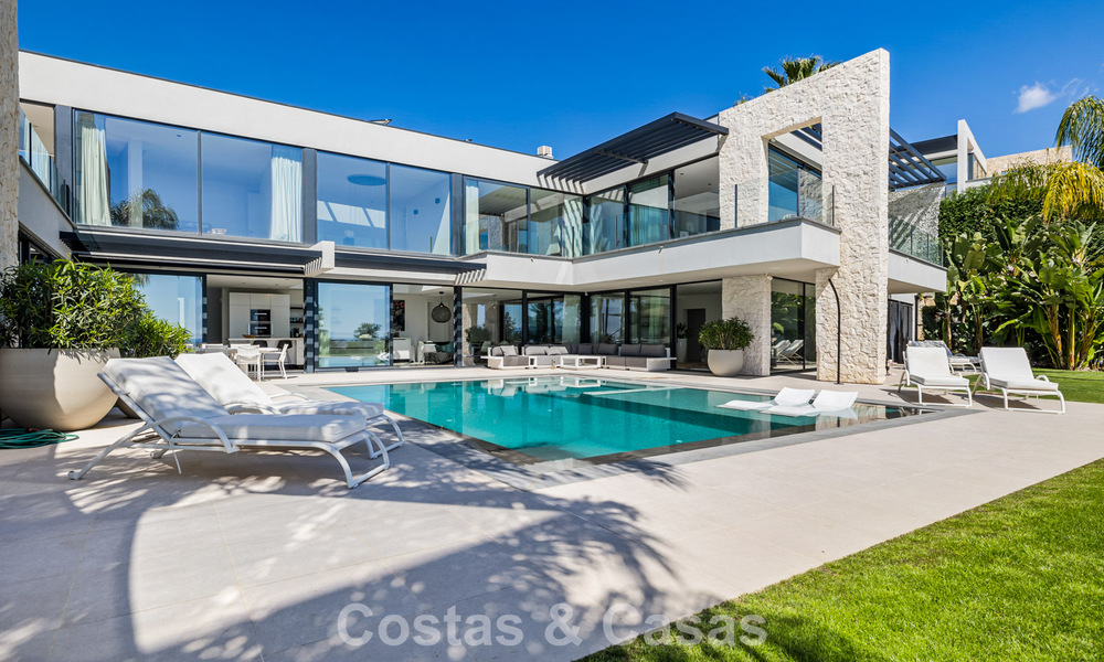 Instapklare, moderne villa te koop, grenzend aan de golfbaan in een begeerde villawijk van Marbella - Benahavis 778668