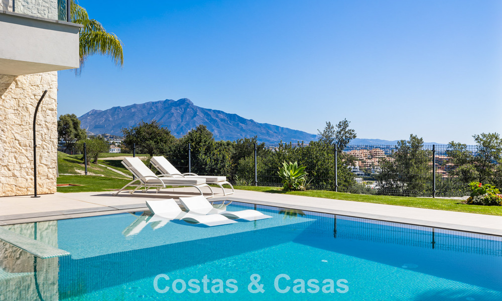 Instapklare, moderne villa te koop, grenzend aan de golfbaan in een begeerde villawijk van Marbella - Benahavis 778670