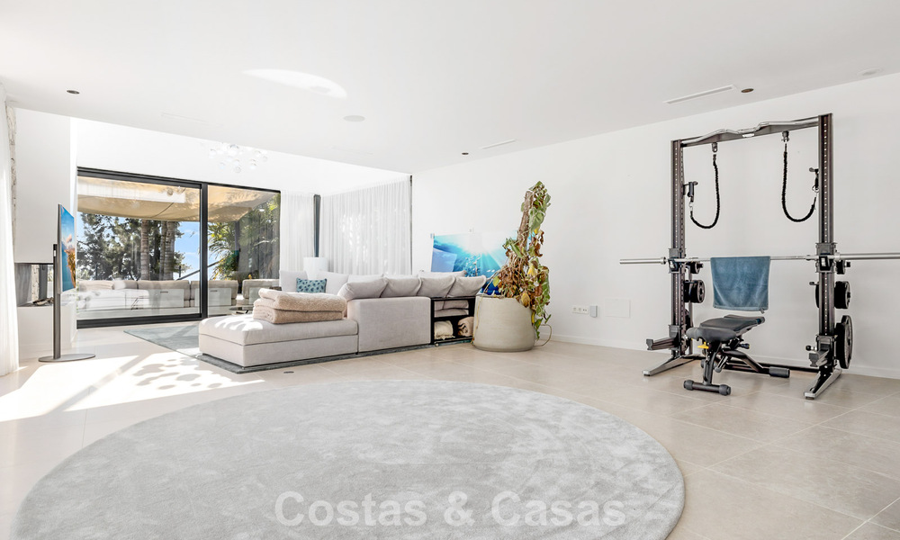 Instapklare, moderne villa te koop, grenzend aan de golfbaan in een begeerde villawijk van Marbella - Benahavis 778671