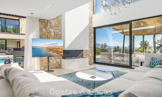 Instapklare, moderne villa te koop, grenzend aan de golfbaan in een begeerde villawijk van Marbella - Benahavis 778673 