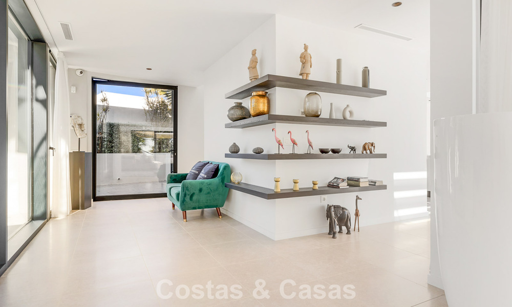 Instapklare, moderne villa te koop, grenzend aan de golfbaan in een begeerde villawijk van Marbella - Benahavis 778675