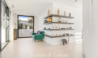 Instapklare, moderne villa te koop, grenzend aan de golfbaan in een begeerde villawijk van Marbella - Benahavis 778675 
