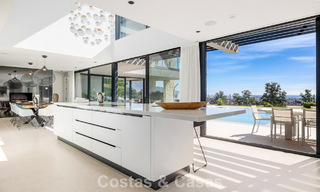Instapklare, moderne villa te koop, grenzend aan de golfbaan in een begeerde villawijk van Marbella - Benahavis 778676 