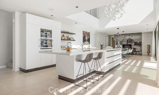 Instapklare, moderne villa te koop, grenzend aan de golfbaan in een begeerde villawijk van Marbella - Benahavis 778679 
