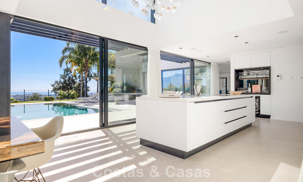 Instapklare, moderne villa te koop, grenzend aan de golfbaan in een begeerde villawijk van Marbella - Benahavis 778680