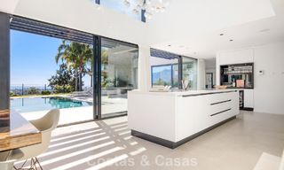 Instapklare, moderne villa te koop, grenzend aan de golfbaan in een begeerde villawijk van Marbella - Benahavis 778680 
