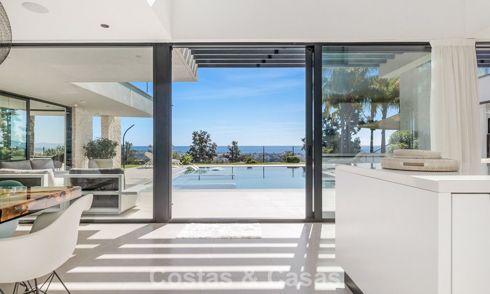 Instapklare, moderne villa te koop, grenzend aan de golfbaan in een begeerde villawijk van Marbella - Benahavis 778681