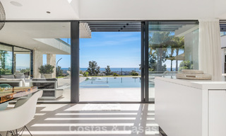 Instapklare, moderne villa te koop, grenzend aan de golfbaan in een begeerde villawijk van Marbella - Benahavis 778681 