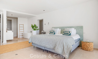 Instapklare, moderne villa te koop, grenzend aan de golfbaan in een begeerde villawijk van Marbella - Benahavis 778683 