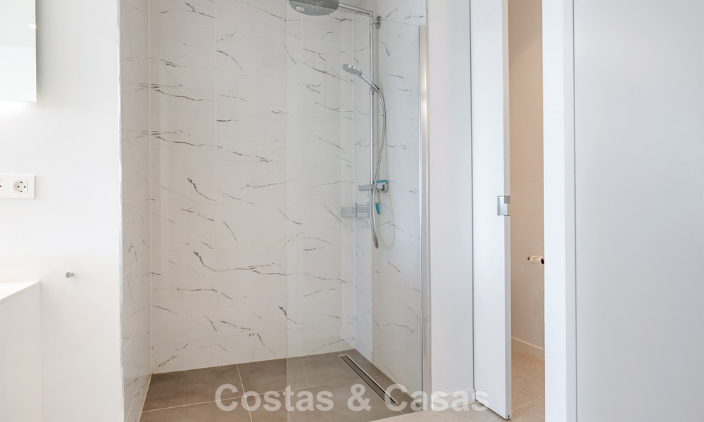 Instapklare, moderne villa te koop, grenzend aan de golfbaan in een begeerde villawijk van Marbella - Benahavis 778685