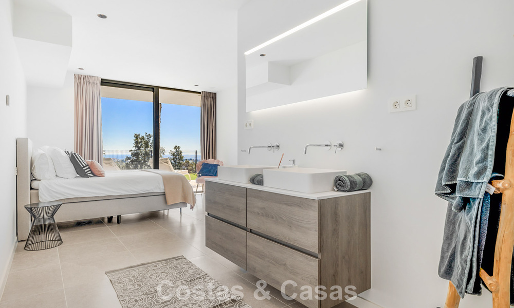 Instapklare, moderne villa te koop, grenzend aan de golfbaan in een begeerde villawijk van Marbella - Benahavis 778686