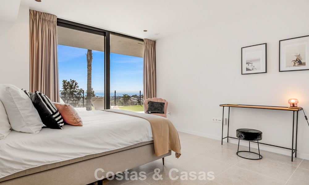 Instapklare, moderne villa te koop, grenzend aan de golfbaan in een begeerde villawijk van Marbella - Benahavis 778687