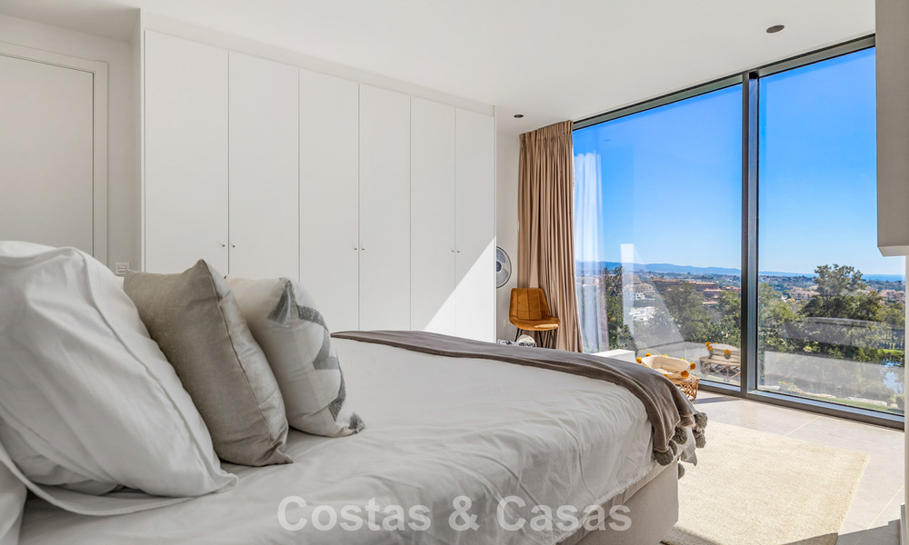 Instapklare, moderne villa te koop, grenzend aan de golfbaan in een begeerde villawijk van Marbella - Benahavis 778689