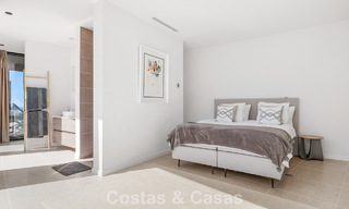 Instapklare, moderne villa te koop, grenzend aan de golfbaan in een begeerde villawijk van Marbella - Benahavis 778690 