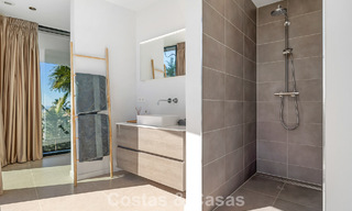 Instapklare, moderne villa te koop, grenzend aan de golfbaan in een begeerde villawijk van Marbella - Benahavis 778691 