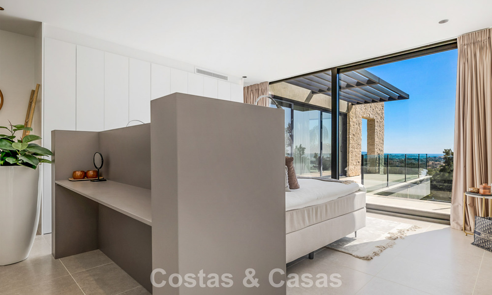 Instapklare, moderne villa te koop, grenzend aan de golfbaan in een begeerde villawijk van Marbella - Benahavis 778693