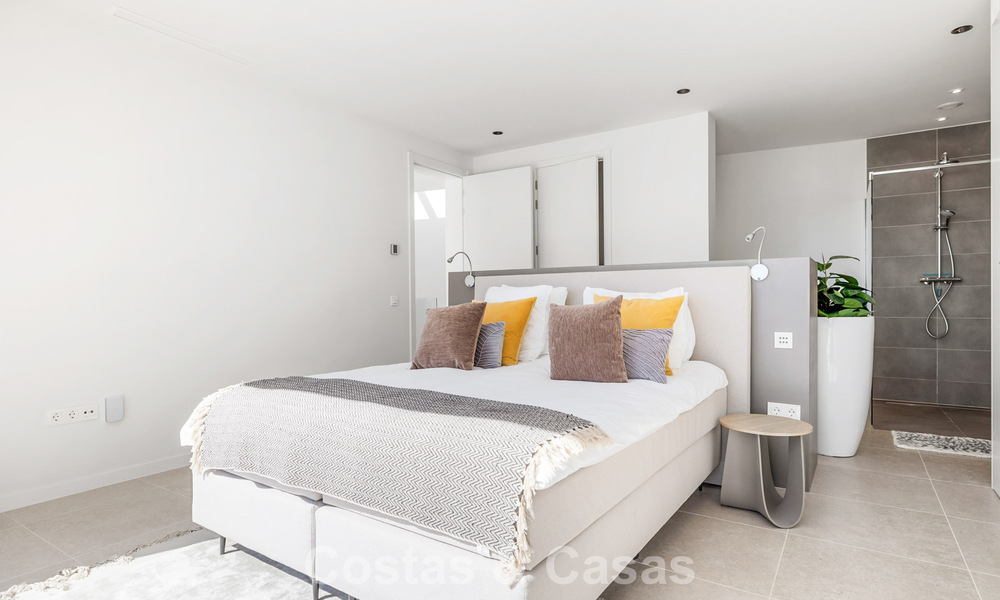 Instapklare, moderne villa te koop, grenzend aan de golfbaan in een begeerde villawijk van Marbella - Benahavis 778694