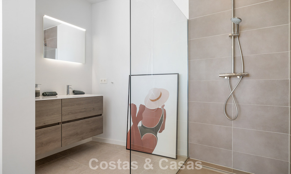 Instapklare, moderne villa te koop, grenzend aan de golfbaan in een begeerde villawijk van Marbella - Benahavis 778695