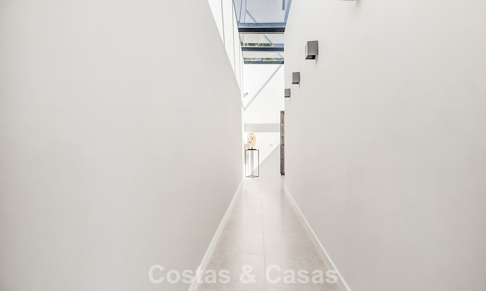 Instapklare, moderne villa te koop, grenzend aan de golfbaan in een begeerde villawijk van Marbella - Benahavis 778696