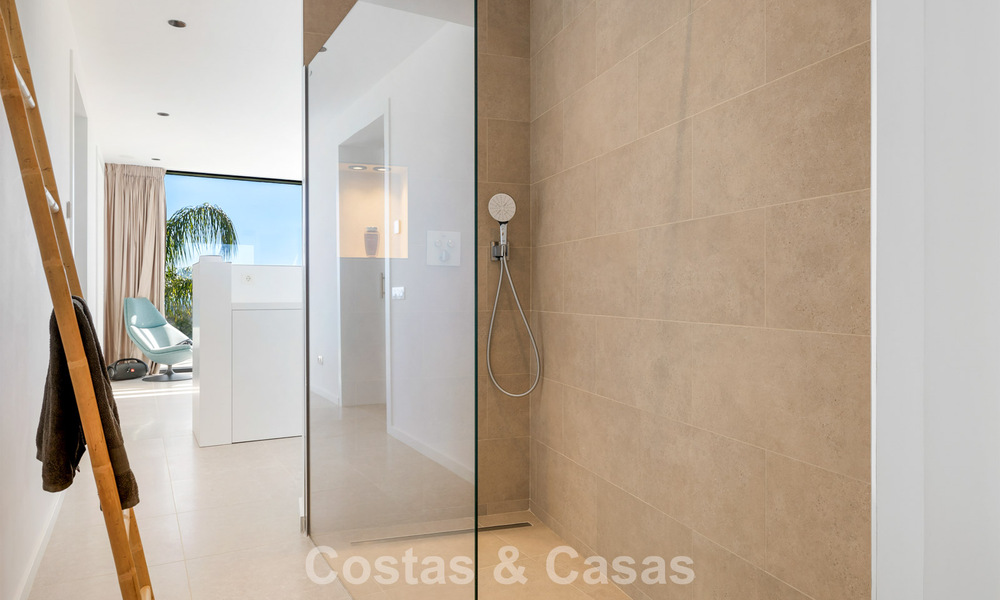 Instapklare, moderne villa te koop, grenzend aan de golfbaan in een begeerde villawijk van Marbella - Benahavis 778698