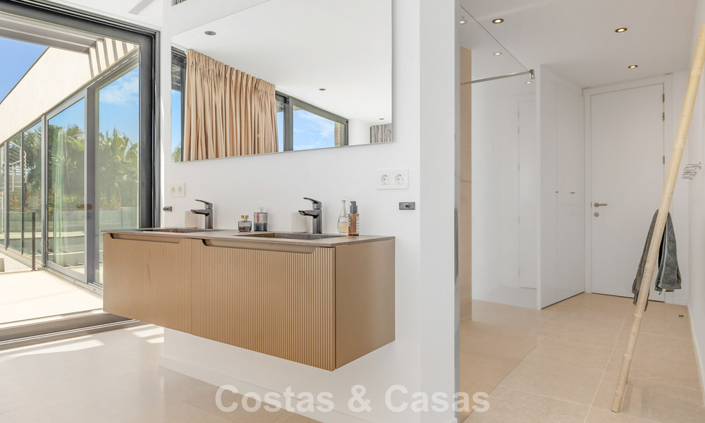Instapklare, moderne villa te koop, grenzend aan de golfbaan in een begeerde villawijk van Marbella - Benahavis 778701