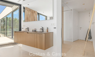 Instapklare, moderne villa te koop, grenzend aan de golfbaan in een begeerde villawijk van Marbella - Benahavis 778701 