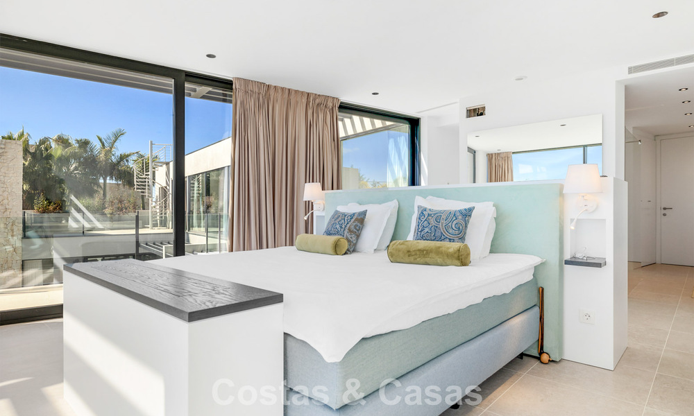 Instapklare, moderne villa te koop, grenzend aan de golfbaan in een begeerde villawijk van Marbella - Benahavis 778702