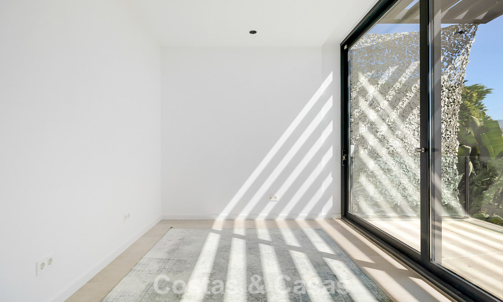 Instapklare, moderne villa te koop, grenzend aan de golfbaan in een begeerde villawijk van Marbella - Benahavis 778703