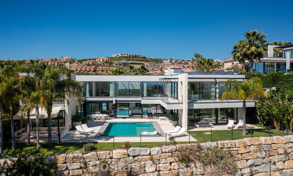 Instapklare, moderne villa te koop, grenzend aan de golfbaan in een begeerde villawijk van Marbella - Benahavis 778705