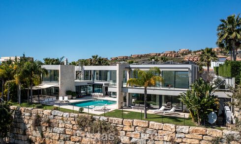 Instapklare, moderne villa te koop, grenzend aan de golfbaan in een begeerde villawijk van Marbella - Benahavis 778706