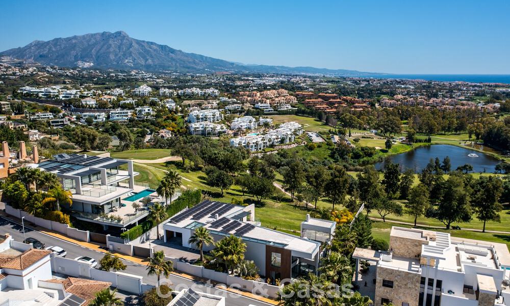 Instapklare, moderne villa te koop, grenzend aan de golfbaan in een begeerde villawijk van Marbella - Benahavis 778707