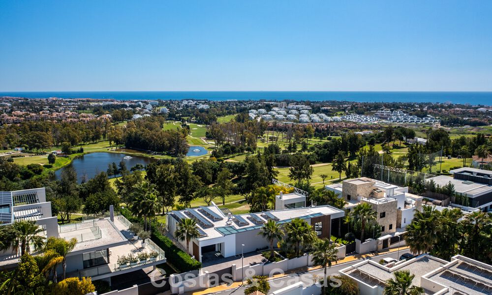 Instapklare, moderne villa te koop, grenzend aan de golfbaan in een begeerde villawijk van Marbella - Benahavis 778708