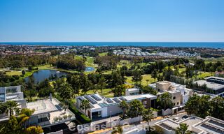 Instapklare, moderne villa te koop, grenzend aan de golfbaan in een begeerde villawijk van Marbella - Benahavis 778708 