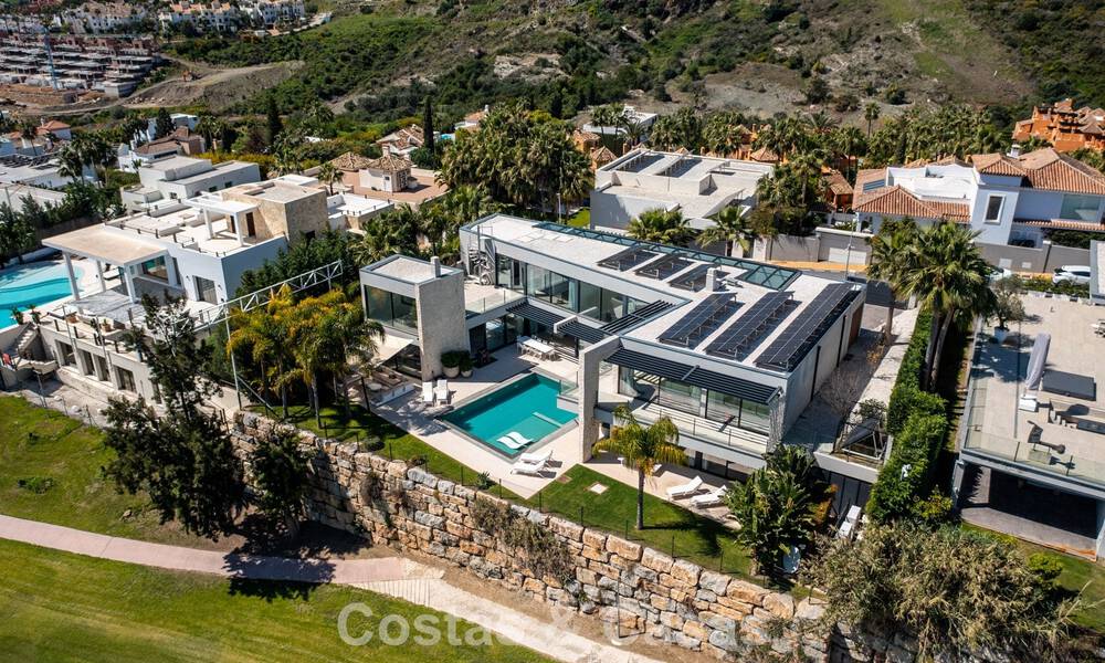 Instapklare, moderne villa te koop, grenzend aan de golfbaan in een begeerde villawijk van Marbella - Benahavis 778709