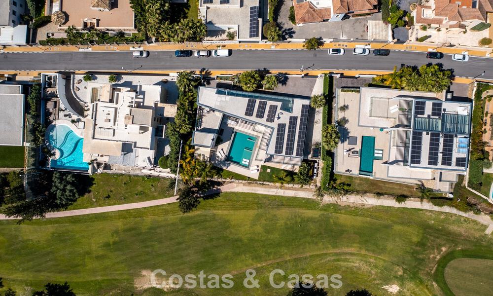 Instapklare, moderne villa te koop, grenzend aan de golfbaan in een begeerde villawijk van Marbella - Benahavis 778710