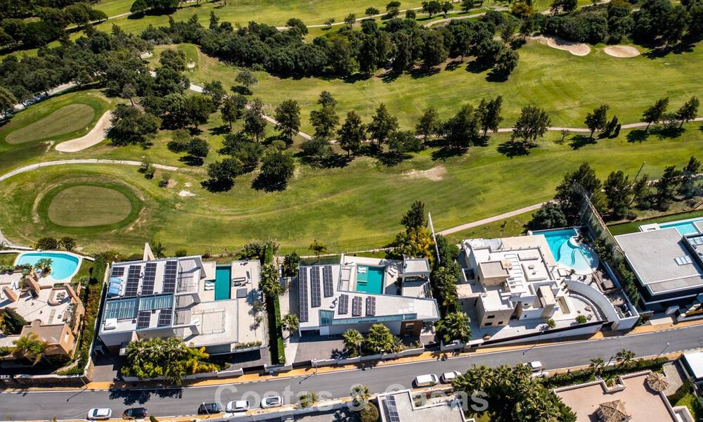 Instapklare, moderne villa te koop, grenzend aan de golfbaan in een begeerde villawijk van Marbella - Benahavis 778711