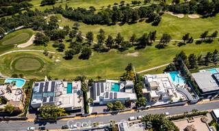 Instapklare, moderne villa te koop, grenzend aan de golfbaan in een begeerde villawijk van Marbella - Benahavis 778711 